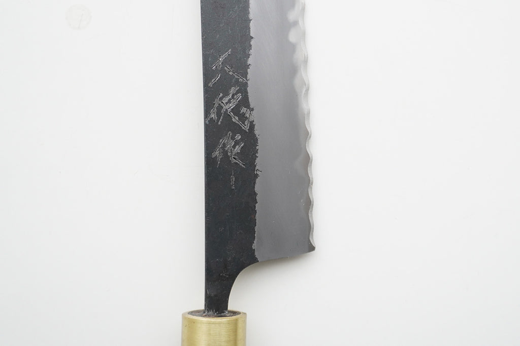 焼き入れによって黒くなった表面をあえて残した黒打包丁。赤畠さんがつくられたことを証明する銘切りも。