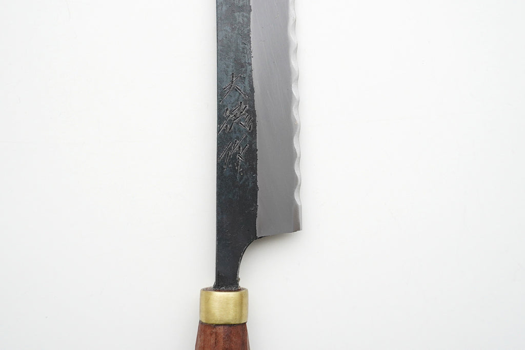 焼き入れによって黒くなった表面をあえて残した黒打包丁。赤畠さんがつくられたことを証明する銘切りも。