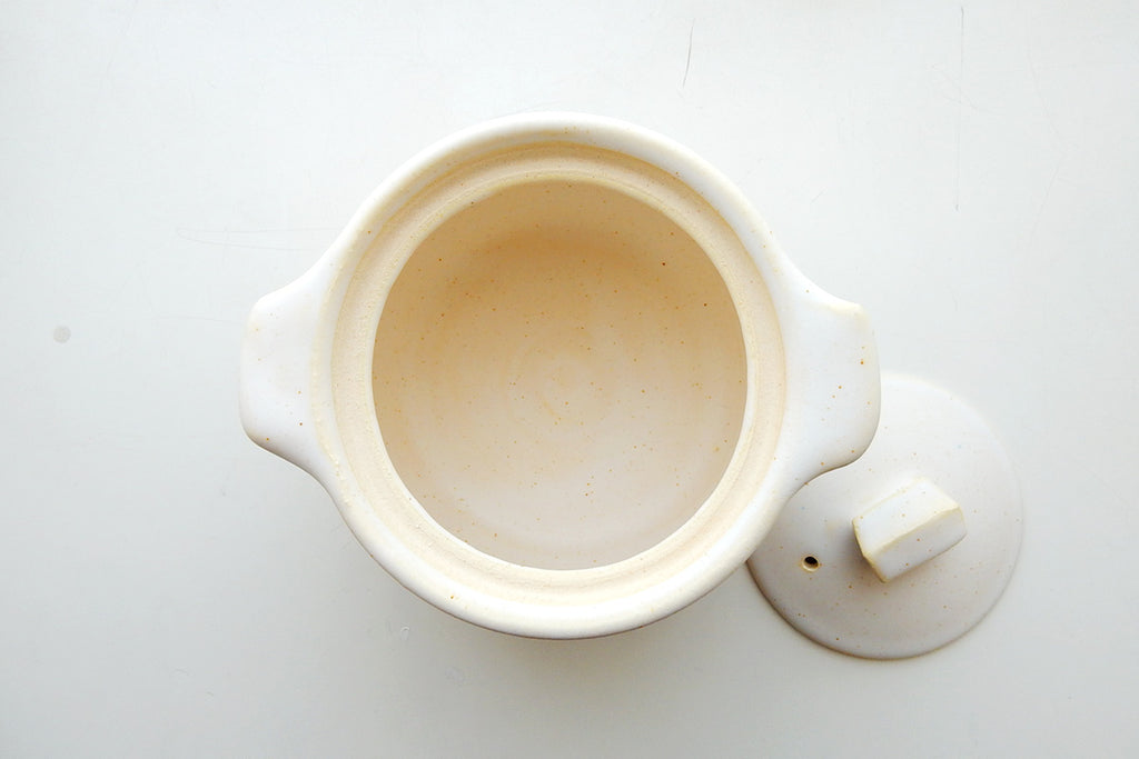 口径は約10cm。お玉も楽々入るサイズ(蓋の取手は旧タイプ)