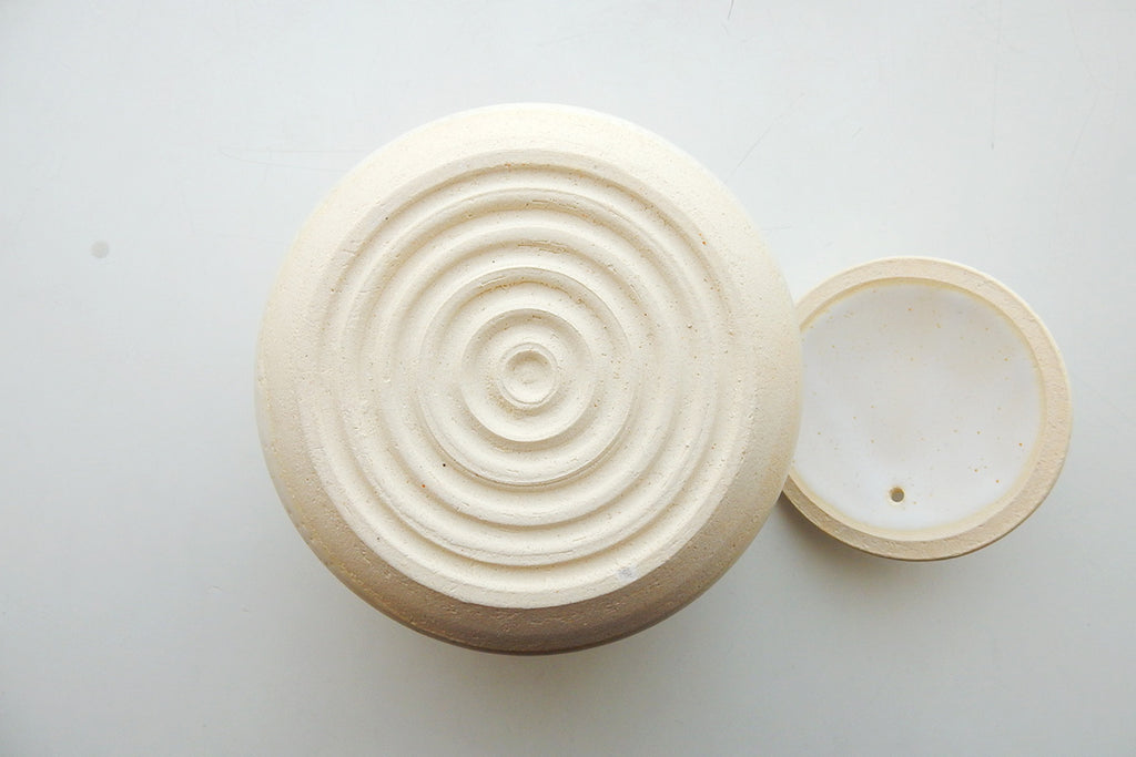 火の通りが早くなるよう、裏面はサークル状に削られています。