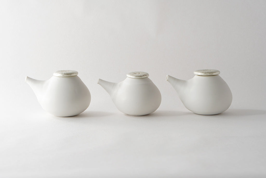 同じ商品であっても全てが作家の手作りのため、サイズ、重量、色合い、凹凸、形など個体差がございます。