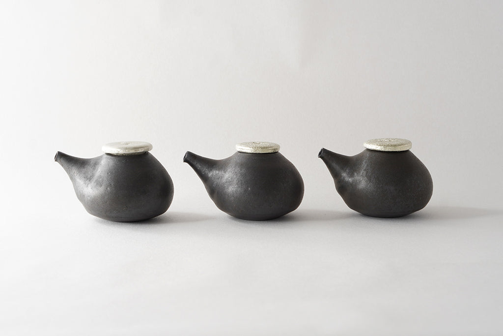 同じ商品であっても全てが作家の手作りのため、サイズ、重量、色合い、凹凸、形など個体差がございます。