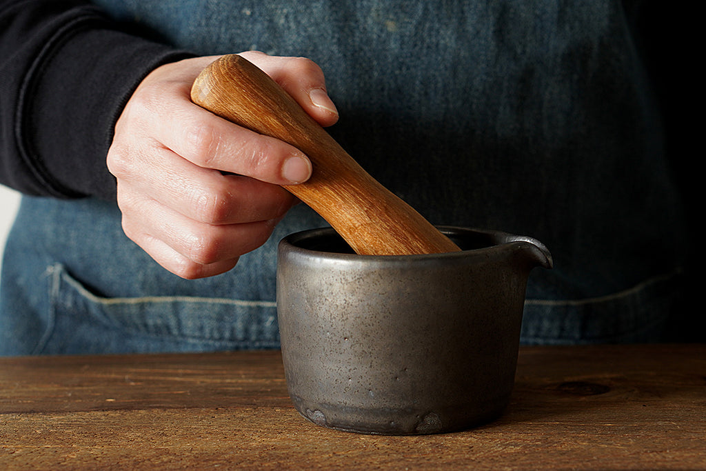 馬場勝文陶工房 | 黒釉 片口すり鉢 すりこぎ棒付