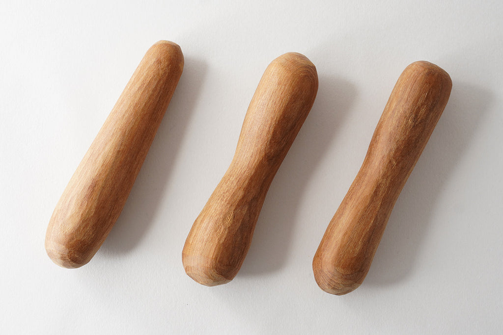 同じ木であっても一つひとつその表情は異なります。木目や形、色合いをご指定いただくことはできませんので、予めご了承ください。