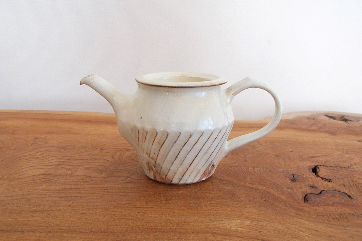 古谷浩一 / 古谷製陶所 鉄散 粉引ポット(ななめしのぎ)切立