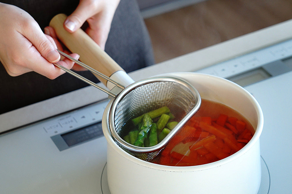一つの鍋で2種類の食材を茹でる