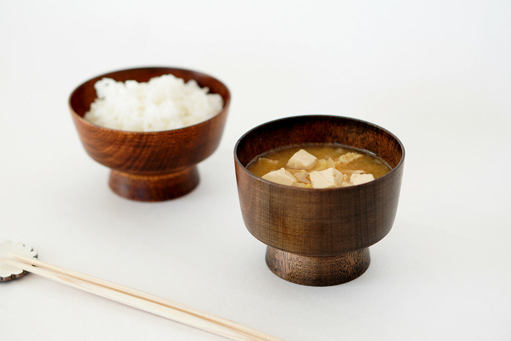 左から飯椀(生漆拭き漆仕上げ)、汁椀(黒漆拭き漆仕上げ)