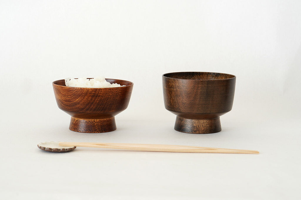 左:飯椀(生漆拭き漆仕上げ)、右:汁椀(黒漆拭き漆仕上げ)