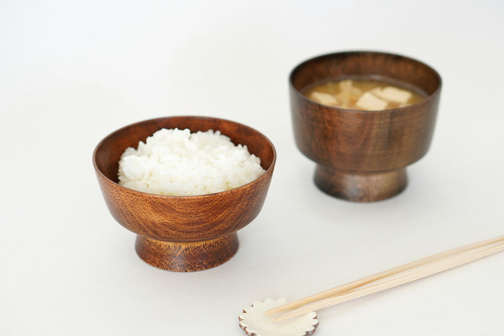 左から飯椀(生漆拭き漆仕上げ)、汁椀(黒漆拭き漆仕上げ)
