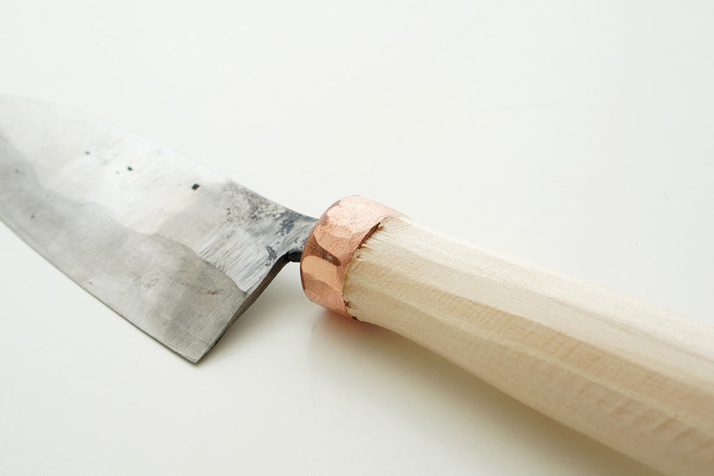 刃体と柄は中子を差し込んだあと、強度・耐久性が高い銅で固定していているから丈夫です。