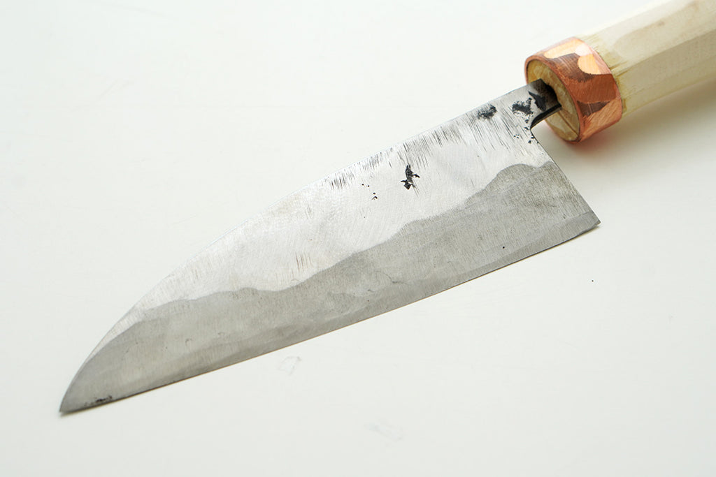 鋼と鉄を重ね合わせて叩いて接合する「わかし」の技法で作られた刃。