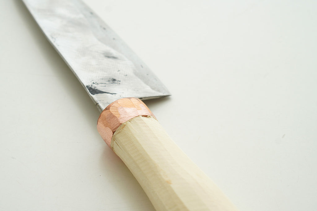 刃体と柄は中子を差し込んだあと、強度・耐久性が高い銅で固定していているから丈夫です。