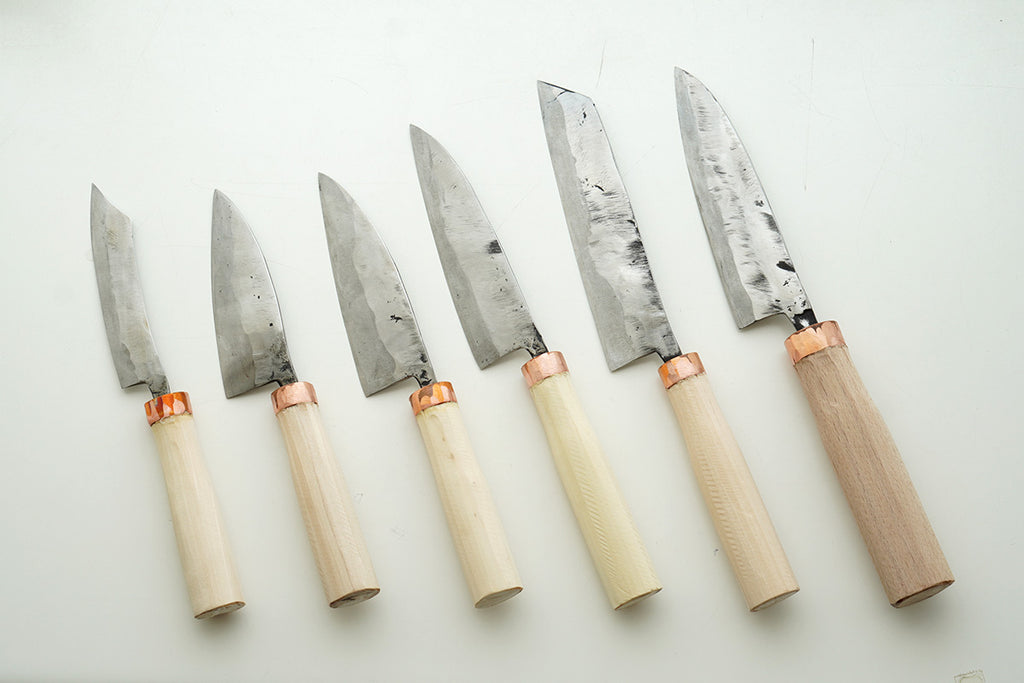 左から、果物ナイフ、三徳包丁、万能包丁(小型)、万能包丁、菜切包丁、出刃包丁(中型)