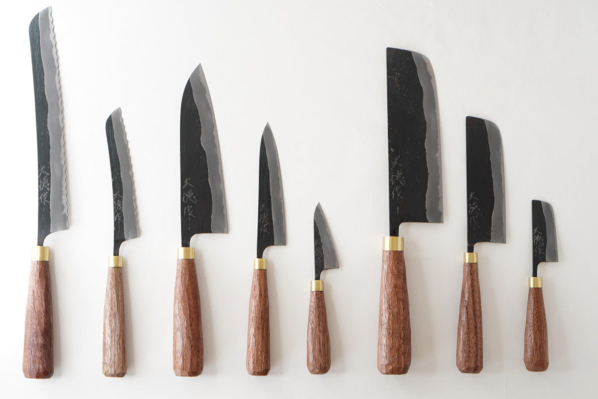 左から黒打パン切り包丁210mm、黒打パン切り包丁120mm、黒打三徳包丁165mm、黒打ペティナイフ120mm、黒打coro包丁 ペティ型、黒打菜切包丁 165mm、黒打菜切包丁 120mm、黒打coro包丁 菜切型