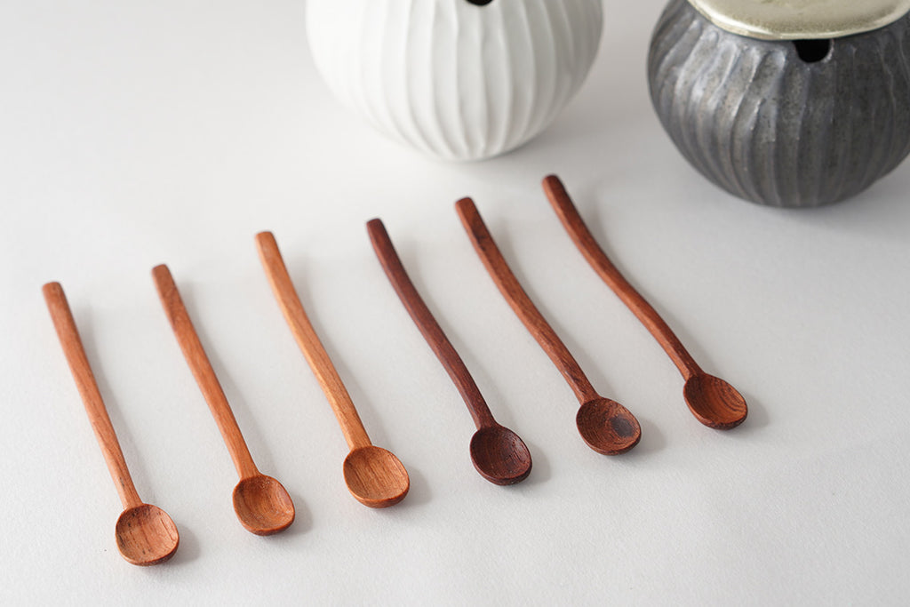 同じ木であっても一枚一枚その表情は異なります。木目や形、色合いをご指定いただくことはできませんので、予めご了承ください。