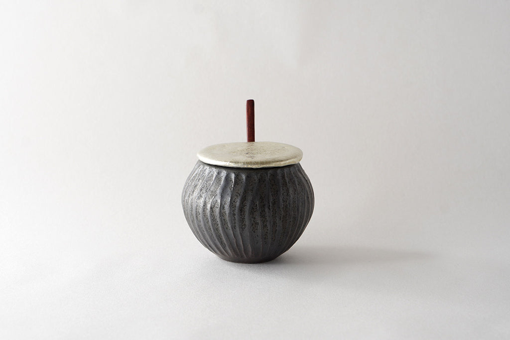 馬場勝文陶工房 ｜ 黒釉 すずふたシュガーポット 匙付き［丸］