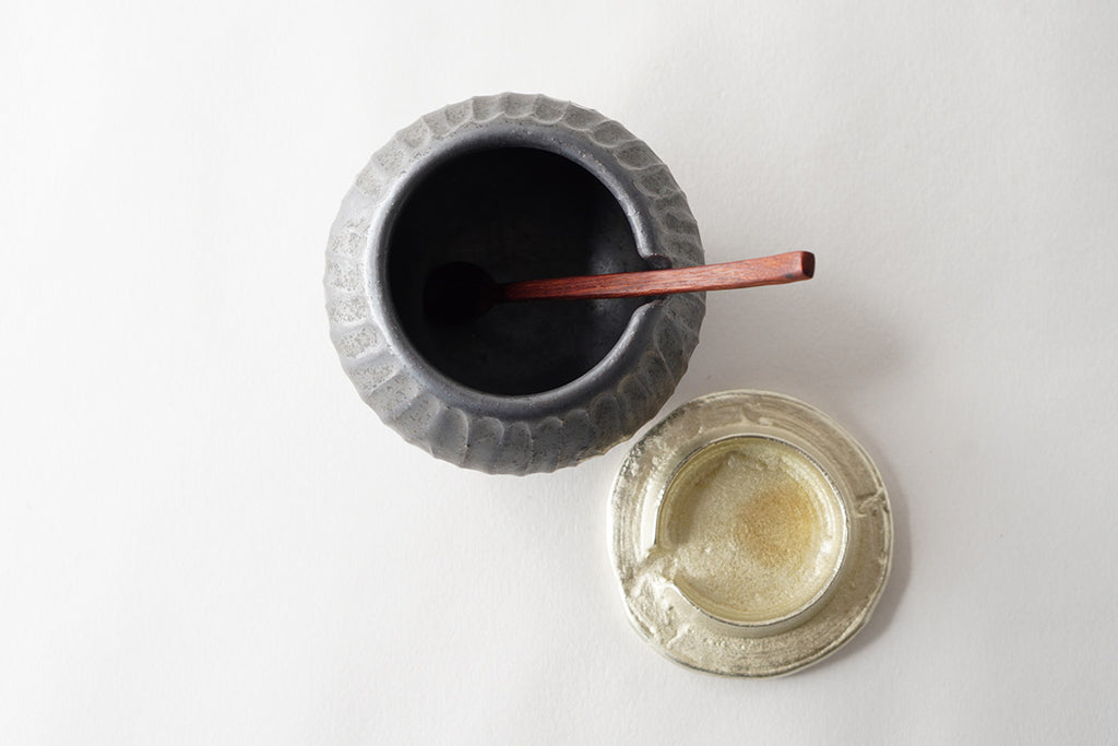 馬場勝文陶工房 ｜ 黒釉 すずふたシュガーポット 匙付き［丸］