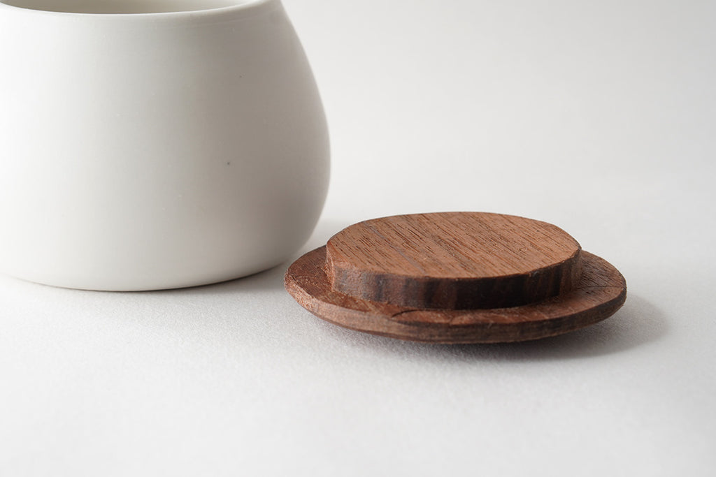 馬場勝文陶工房 ｜ 白磁マット 木のふたもの