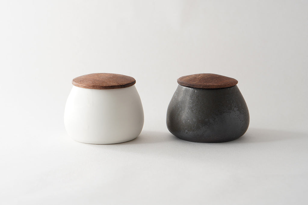 2種類からお選びいただけます。［左：白磁マット、右：黒釉］