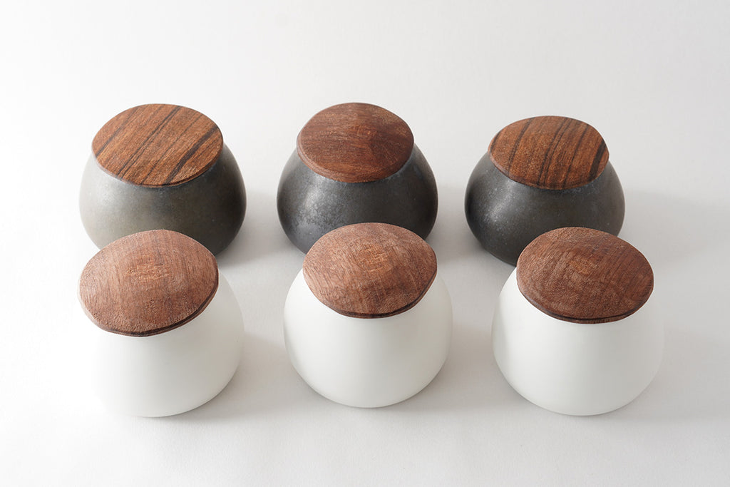 同じ木であっても一枚一枚その表情は異なります。木目や形、色合いをご指定いただくことはできませんので、予めご了承ください。