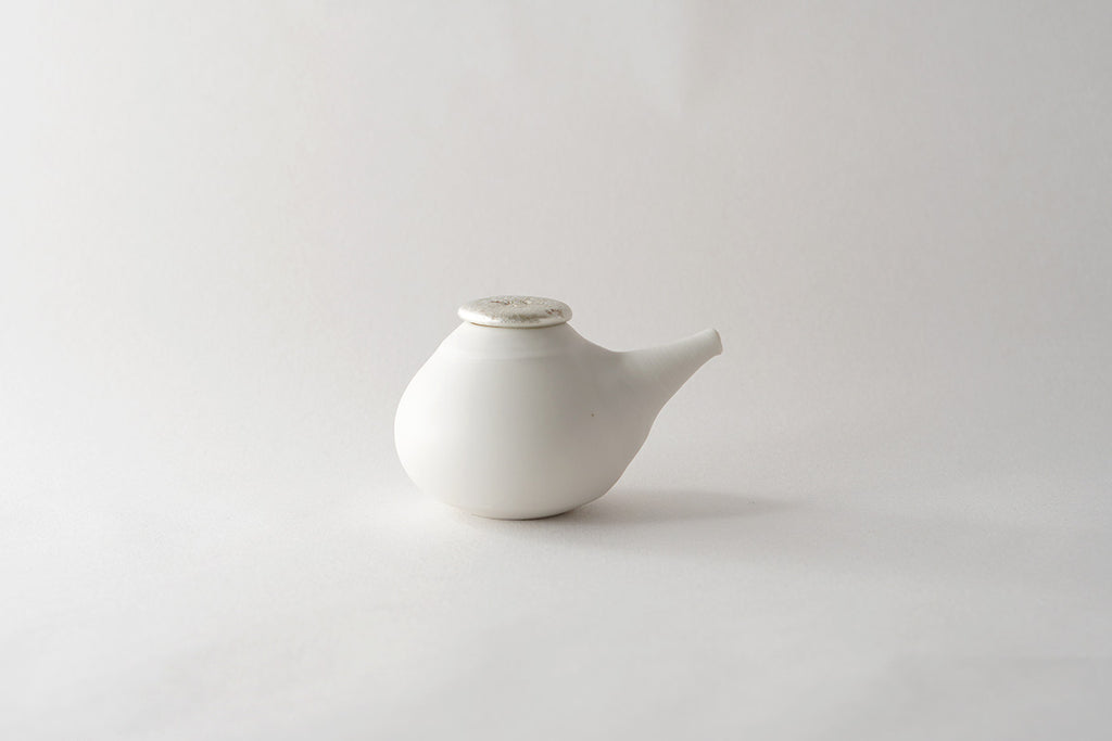 馬場勝文陶工房 ｜ 白磁マット すずふた醤油差し［丸］