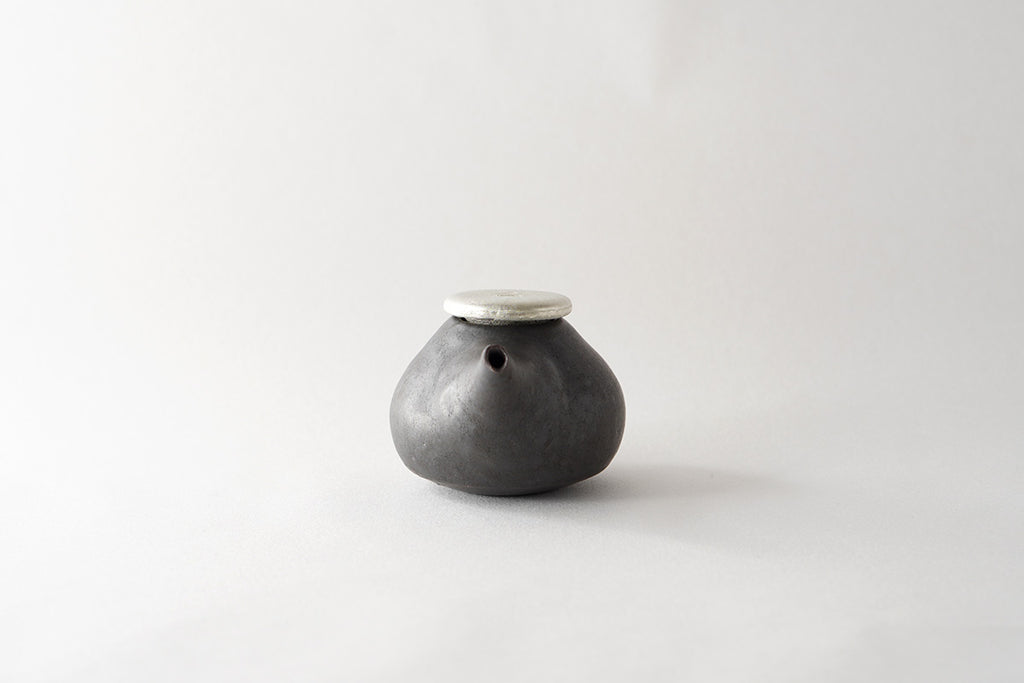 馬場勝文陶工房 ｜ 黒釉 すずふた醤油差し［丸］