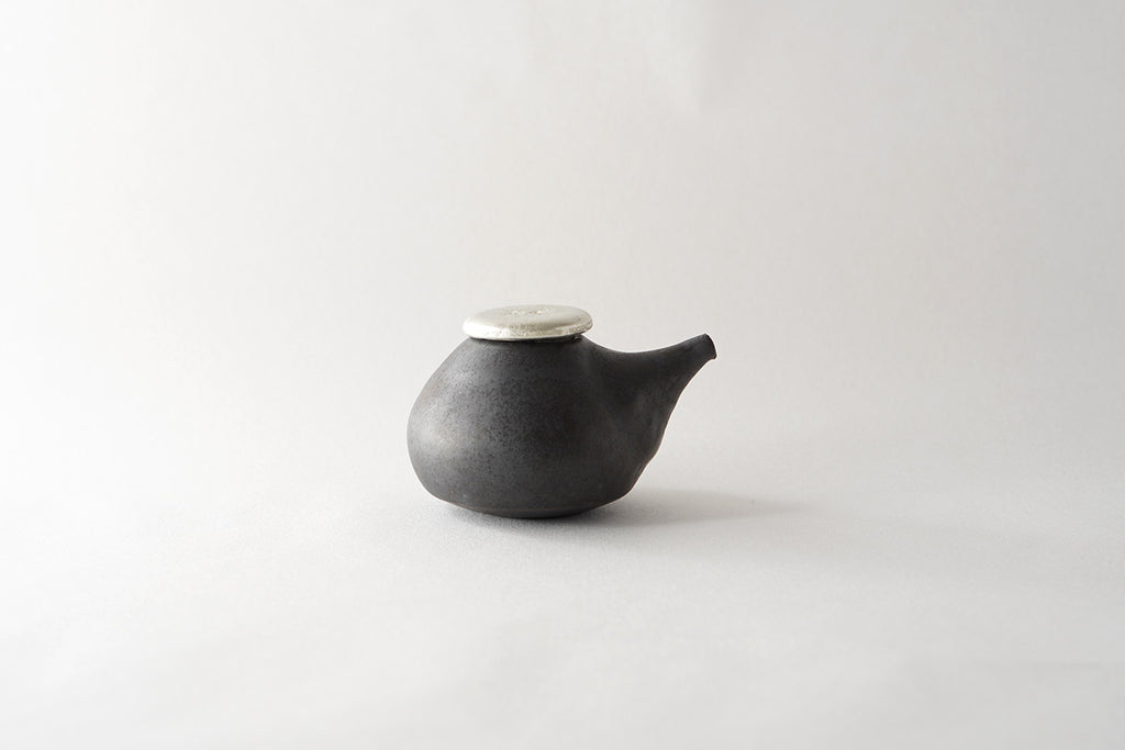 馬場勝文陶工房 ｜ 黒釉 すずふた醤油差し［丸］