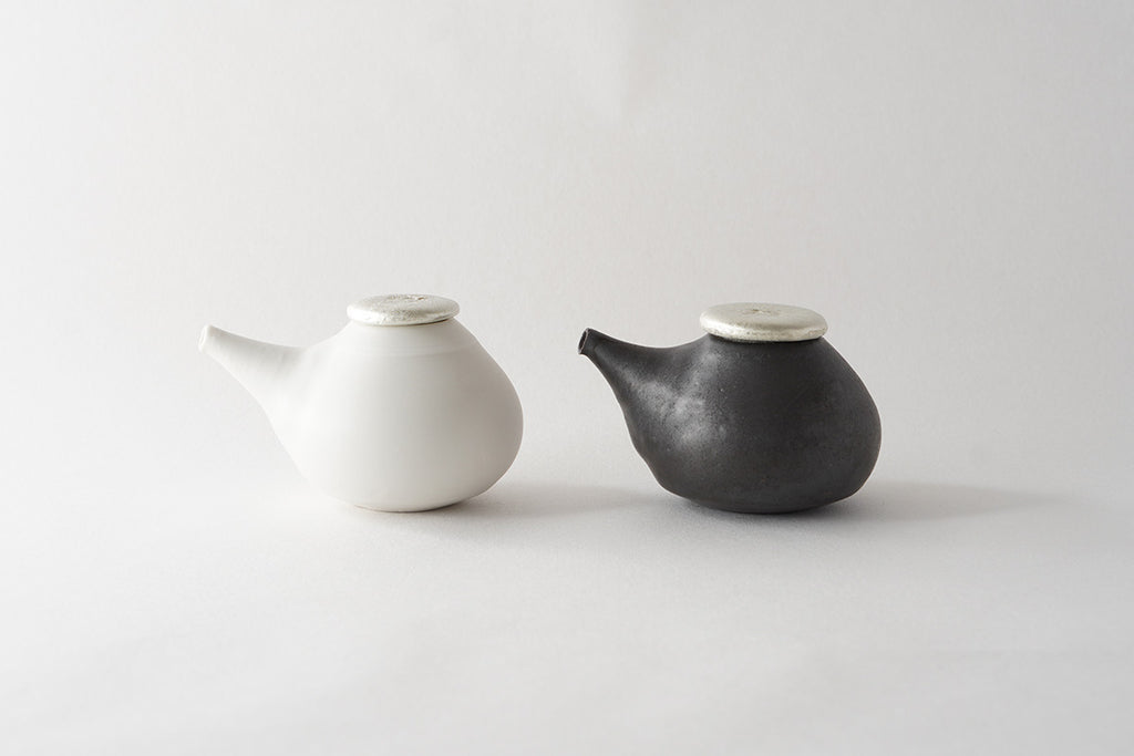 2種類からお選びいただけます。［左：白磁マット、右：黒釉］