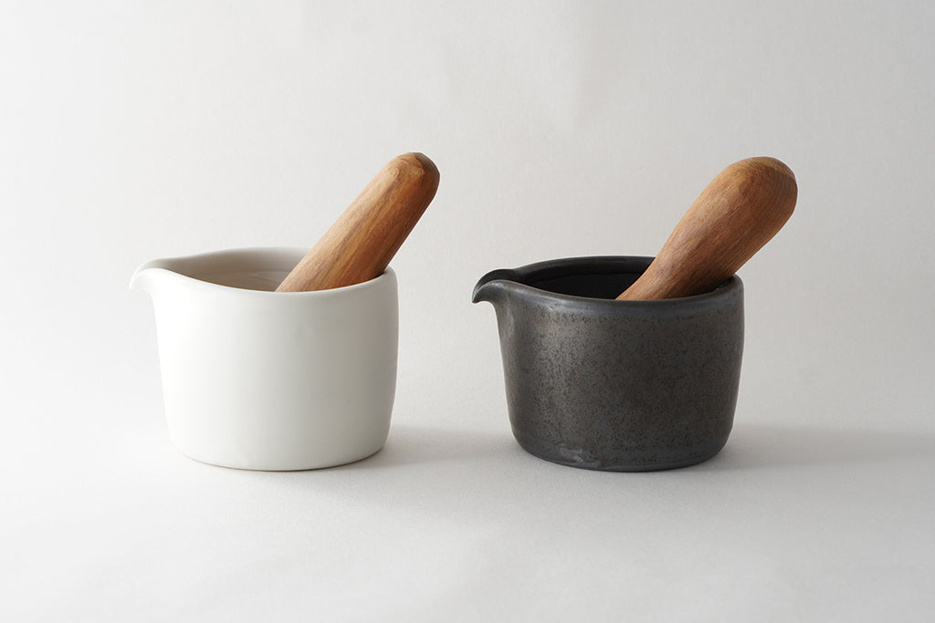 2種類からお選びいただけます。［左：白磁マット、右：黒釉］
