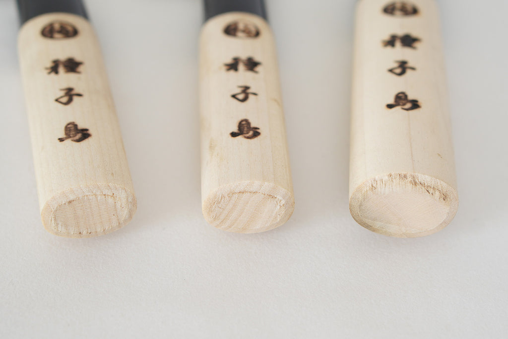 焼印や柄は、手仕事ならではの個体差があります