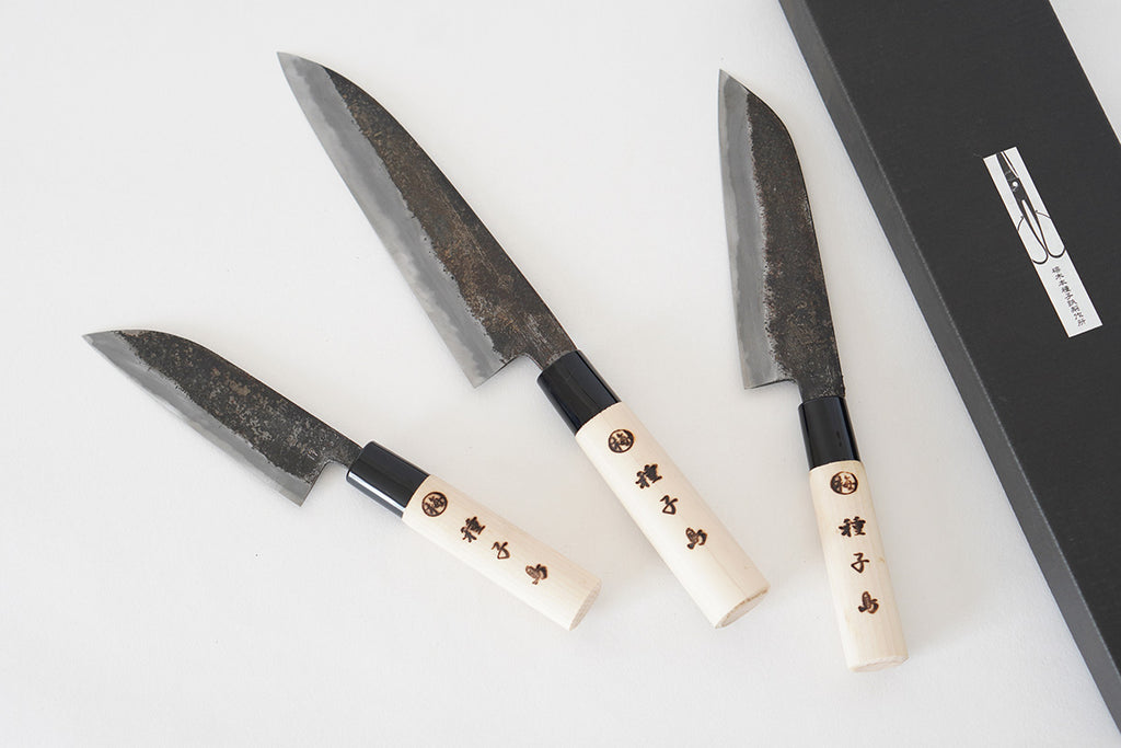 左から種子包丁 小 12cm、大 18cm、中 15cm