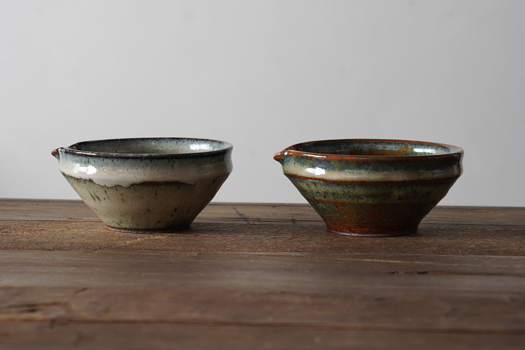 同じ商品であっても釉薬の流れ、サイズ、重量、色合い、凹凸、形など個体差がございます。