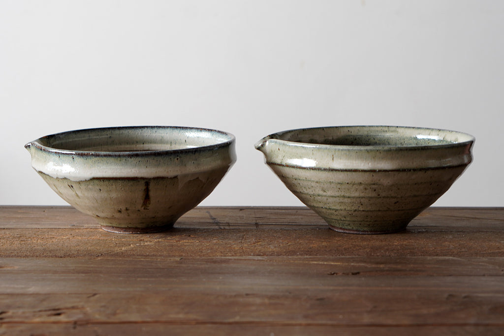 同じ商品であっても釉薬の流れ、サイズ、重量、色合い、凹凸、形など個体差がございます。