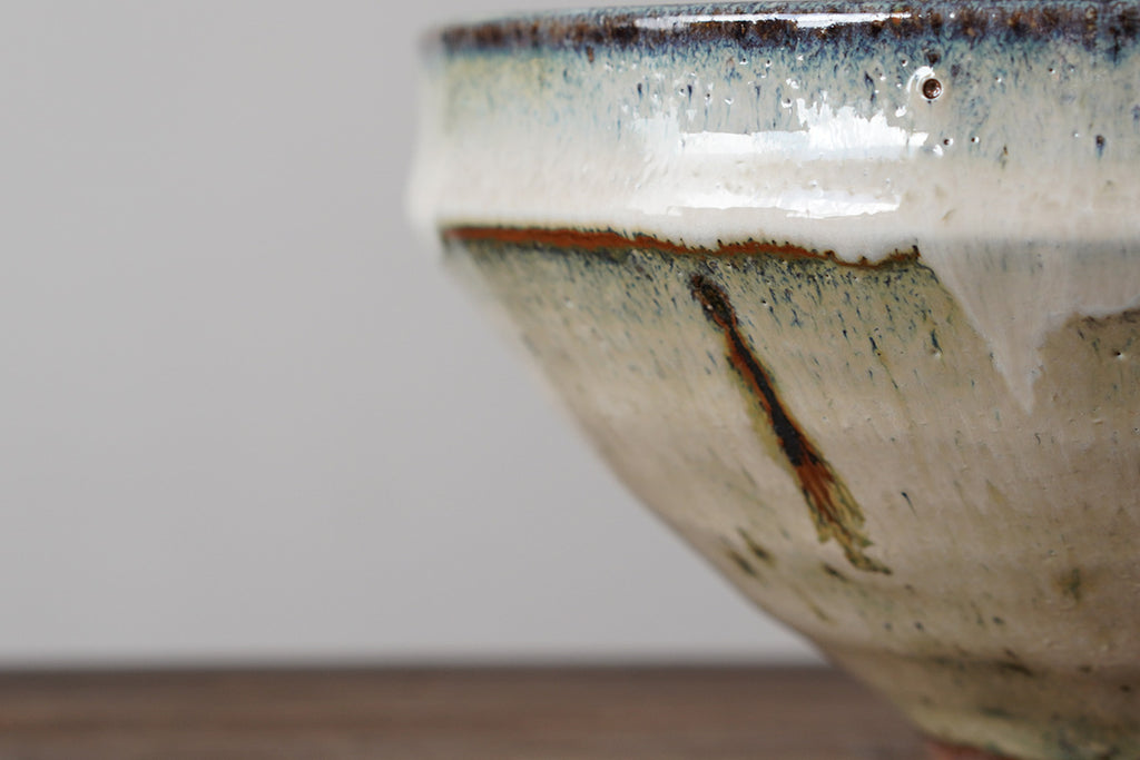 凹凸部分に釉薬の流れが見られる場合がございます。