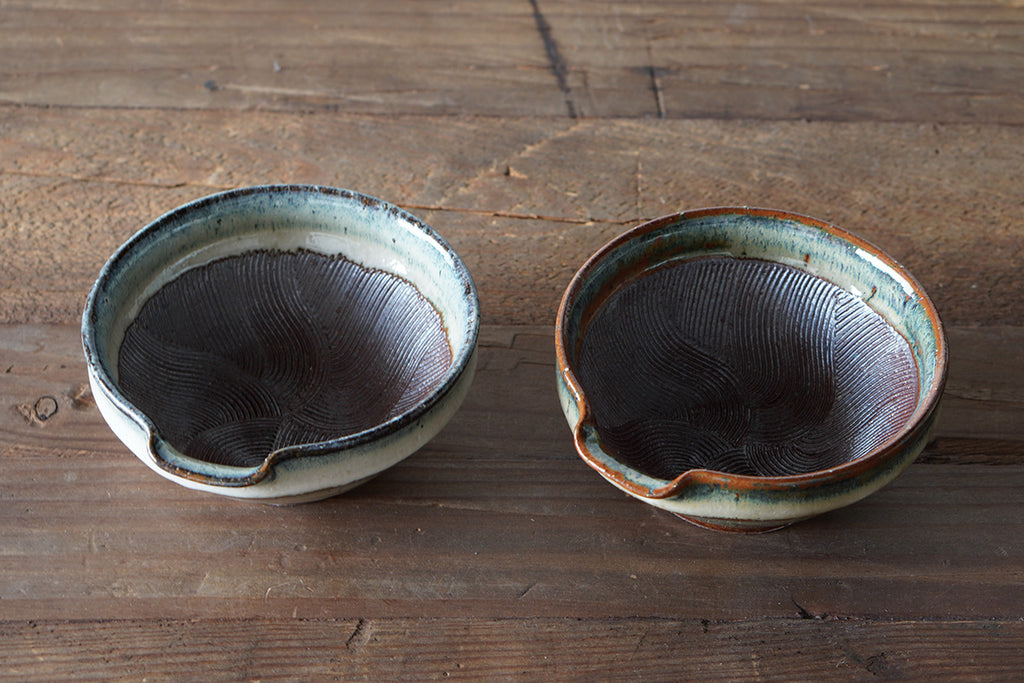 同じ商品であっても釉薬の流れ、サイズ、重量、色合い、凹凸、形など個体差がございます。