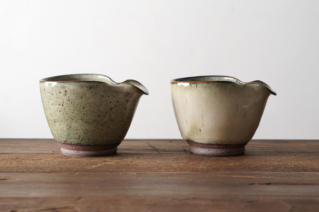 同じ商品であっても釉薬の流れ、サイズ、重量、色合い、凹凸、形など個体差がございます。特にワラ灰は個体差があり、表情に違いが見られます。