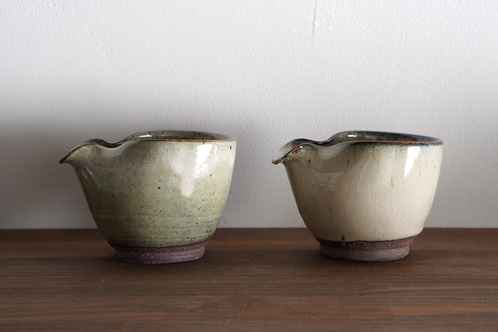 同じ商品であっても釉薬の流れ、サイズ、重量、色合い、凹凸、形など個体差がございます。特にワラ灰は個体差があり、表情に違いが見られます。